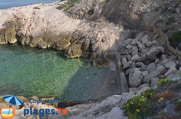 Plage dans la calanque blanche à Marseille