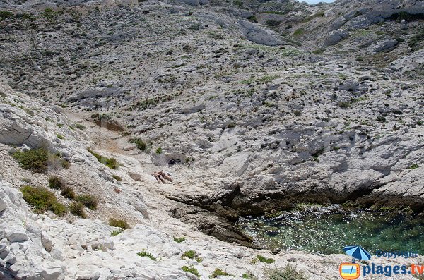 Accès à la mer dans la calanque du Cap Frioul