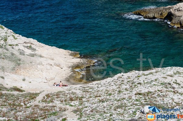 Gravel beach in the calanque of Cap Frioul