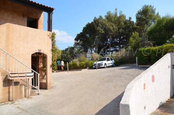 Sentier d'accès à la calanque de la Cron à Cavalaire dans le Var