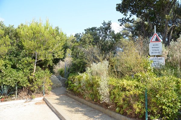 Passage dans le lotissement des Mas du Levant pour la calanque de Cavalaire