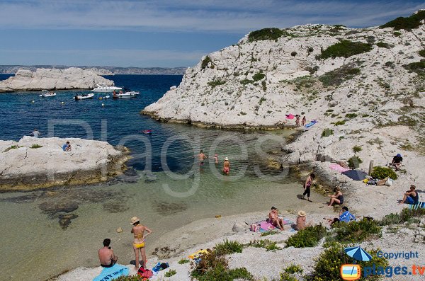 Plage de sable sur l'ile de Frioul - La Crine