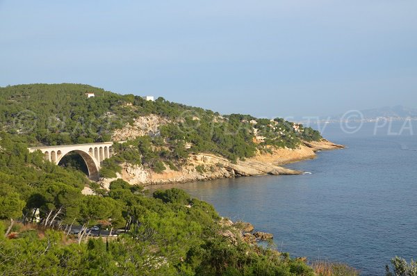 Vue générale de la calanque des Eaux Salées avec le viaduc