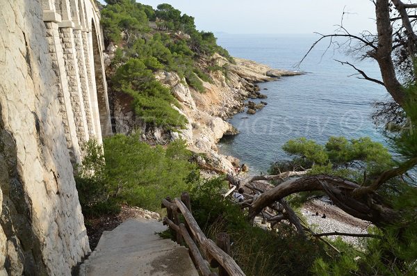 Escaliers pour accéder à la calanque des Eaux Salées