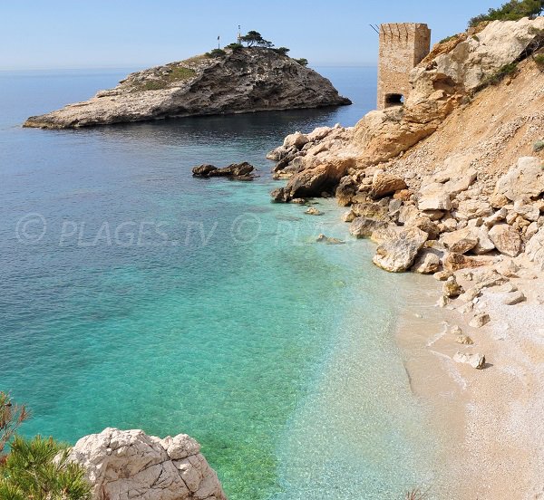 Plage face à l'ile d'Erevine sur la Côte Bleue