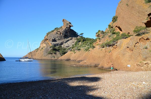 Voilier dans la calanque de La Ciotat de Figuerolles