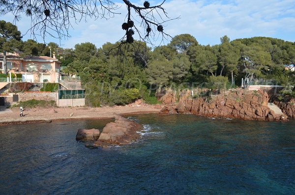 Strand der Fournas-Bucht in Saint Raphaël