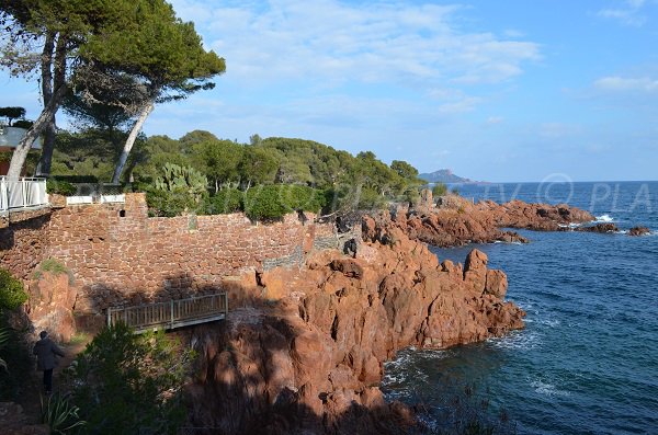 Passerelle pour accéder à la calanque Fournas de Saint Raphael