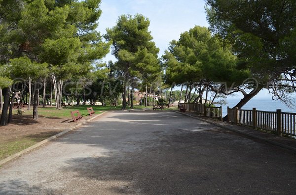 Parc avec terrains de pétanque sur la plage des Gireliers