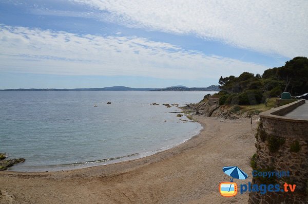 Foto des Strandes Gireliers mit Blick auf den Golf von St. Tropez