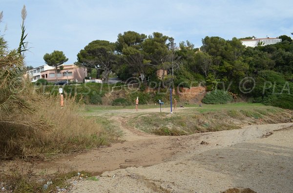 Ein Spielplatz neben dem Bach von Grand Boucharel