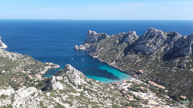 Plan en hauteur sur la calanque de Sormiou