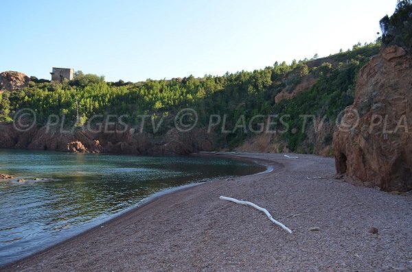 Plage de galets au Trayas dans la calanque de Maubois