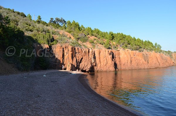 Belle roche rouge de l'Estérel dans cette calanque de Maubois à proximité de St Raphaël