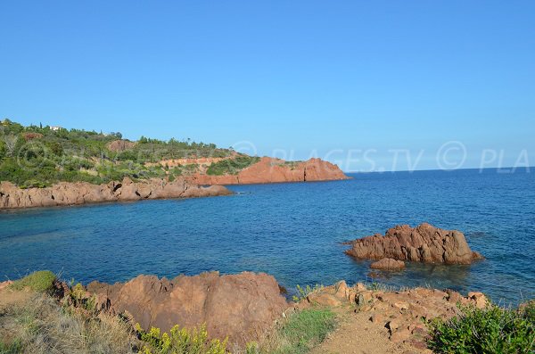 Vue générale sur l'Estérel depuis la plage du Maupas