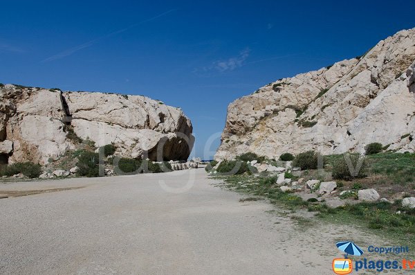 Access to the calanque of Morgiret in Frioul island - France