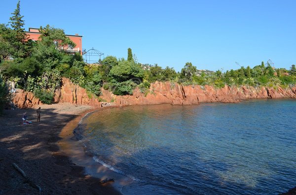 Roche rouge pour cette calanque Notre Dame à Agay