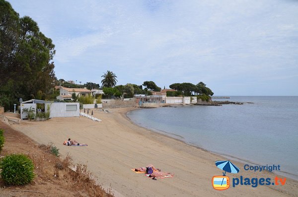 Spiaggia sabbiosa vicino al porto di Peiras - Les Issambres