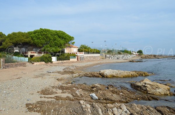 Mischung aus Kieseln, Felsen und Sand am Strand Pinède