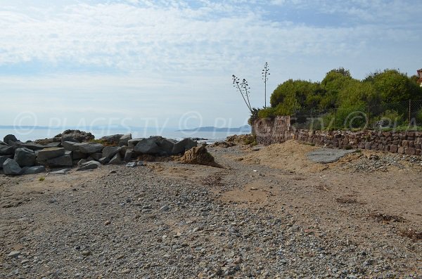 Blick auf den Golf von St-Tropez vom Strand Les Issambres aus