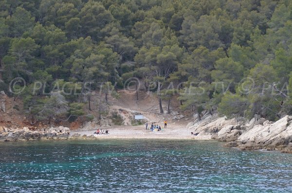 Plage discrète dans la calanque du Port d'Alon