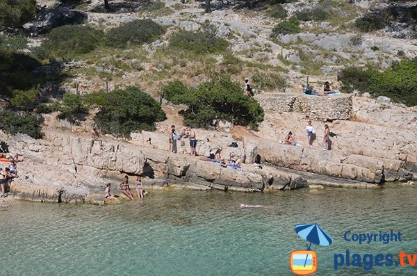 Rochers lisses dans la calanque de Port Pin - Marseille