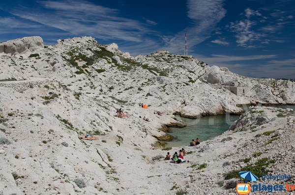 Calanque du Port de Pomègues avec vue sur le fort