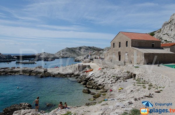 Creek in the Pomègues Port - Frioul