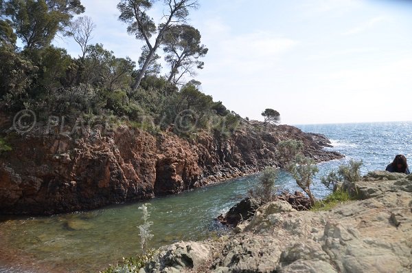 Calanque au Dramont à proximité du port du Poussai