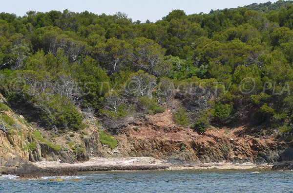 Crique à proximité de la pointe du Port Qui Pisse à Bormes dans le Var