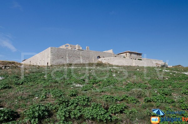 Hôpital Caroline depuis la calanque Ratonneau - Frioul