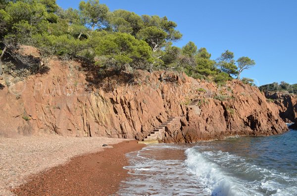 Accès à la calanque de St Barthélémy dans le Var