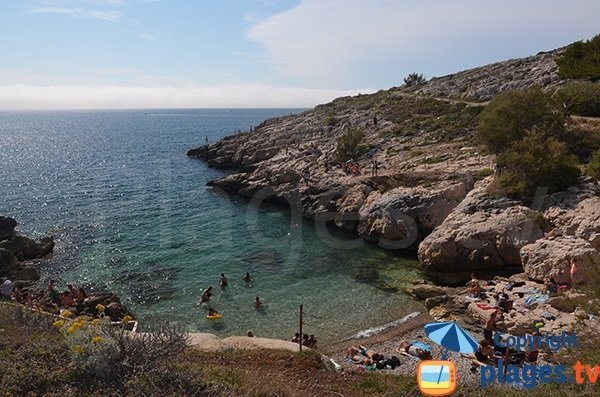 Photo de la calanque de Samena à Marseille en été