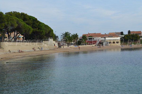 Blick auf den Sandstrand im Zentrum von Les Issambres gegenüber dem Pier