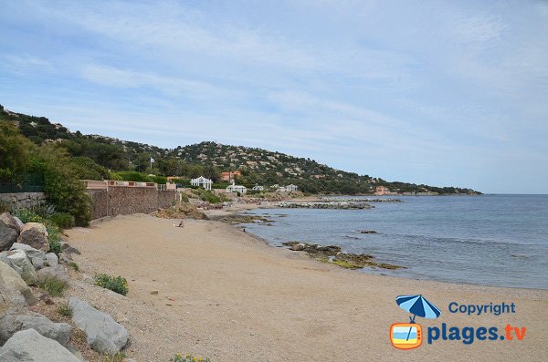 Plage de l'autre côté de la jetée de la plage de San Peire