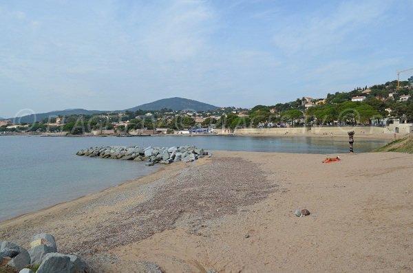 Spiaggia di sabbia di fronte alla spiaggia di San Peire