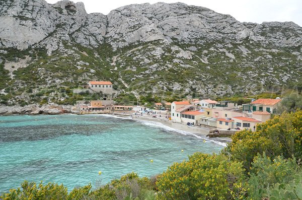 Vue de la calanque de Sormiou avec le massif des calanques