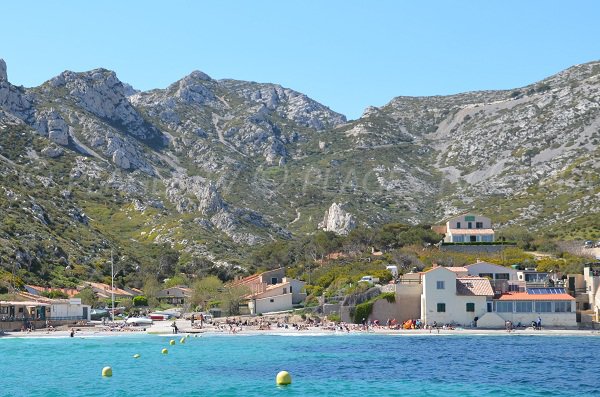 Plage de droite dans la calanque de Sormiou à Marseille