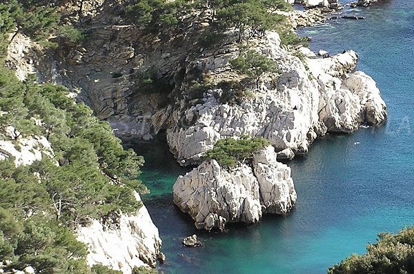 Plage de galets dans la calanque de Sugiton à Marseille