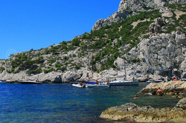 Bateaux et baigneurs dans la calanque de Sugiton