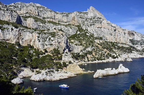 Rocher du torpilleur dans la calanque de Sugiton