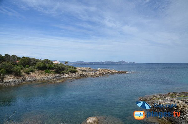 Vue sur St Raphaël et Fréjus depuis la calanque de Tardieu