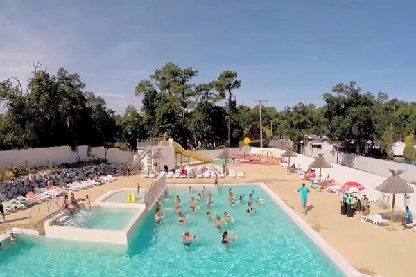 Piscine dans le camping de La Pointe à Capbreton