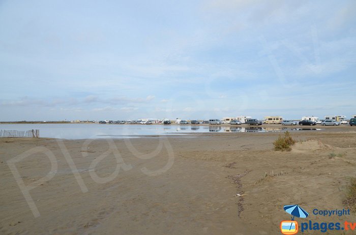 Camping sauvage sur la plage de Piémanson en Camargue