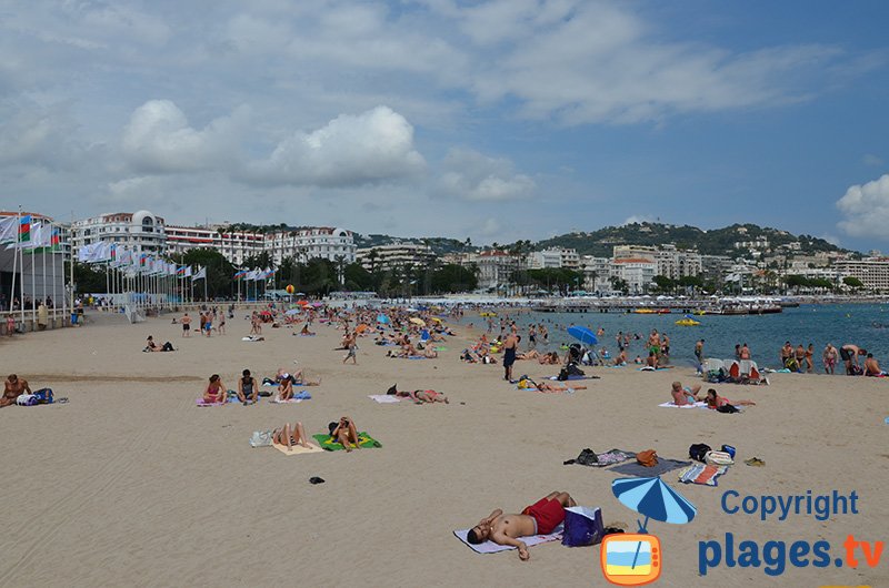 Cannes : la plage au niveau du Palais du festival