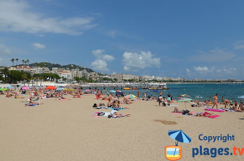 La plage publique au niveau du palais des festivals de Cannes