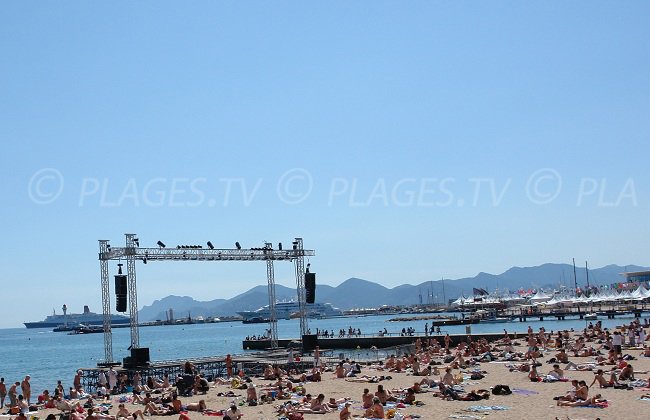 Plage publique de Cannes avec ses yachts dans la baie