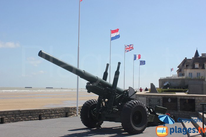 Arromanches et son canon en bord de plage