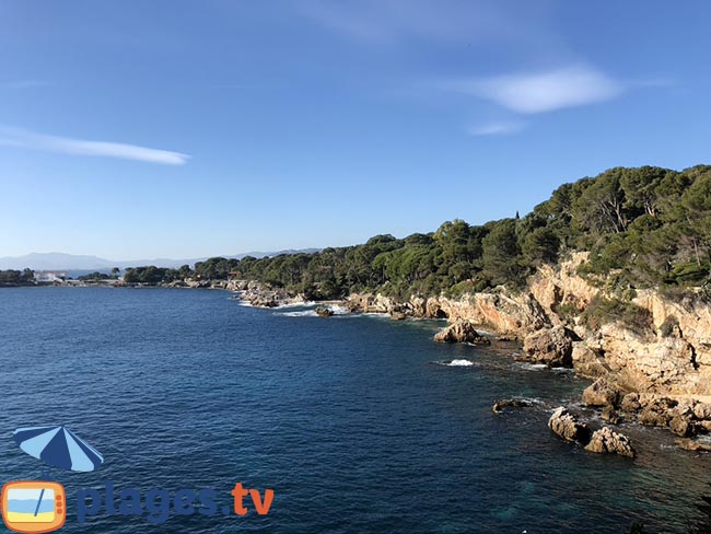 Le Cap d'Antibes avec sa côte escarpée