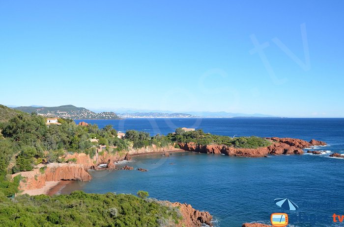 Esterel depuis le Cap Roux avec vue sur Nice et les Alpes